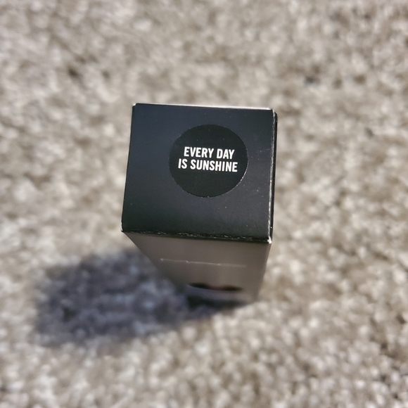 3/$30    👁 BNIB MAC Dazzle shadow liquid - in everyday is sunshine - Picture 2 of 5